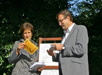 Burgemeester Machteld  Rijsdorp ontvangt het jubileumboek