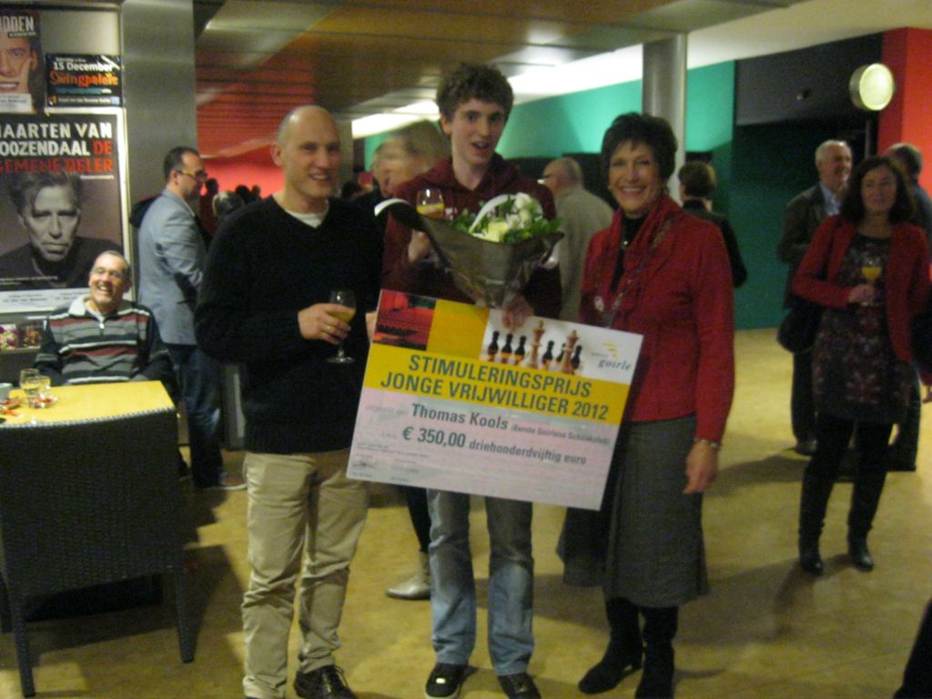 De winnaar met burgemeester en Erik Hamers.